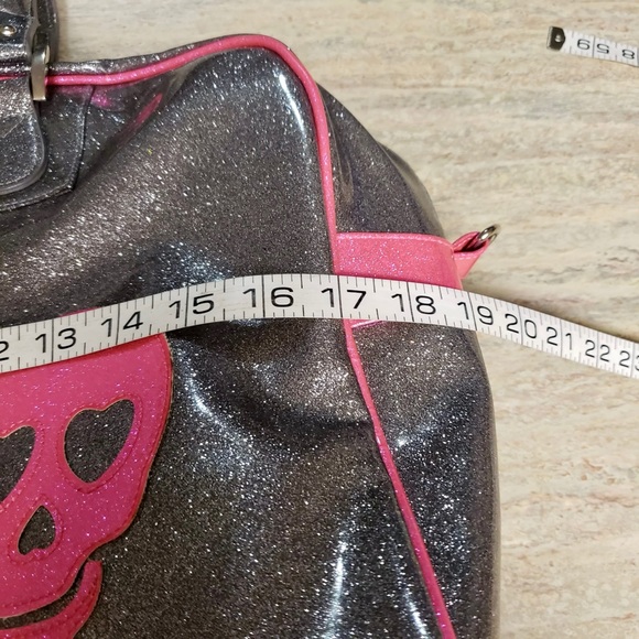 M.e.n.u Skull head duffel bag with pink wallet - Picture 16 of 16